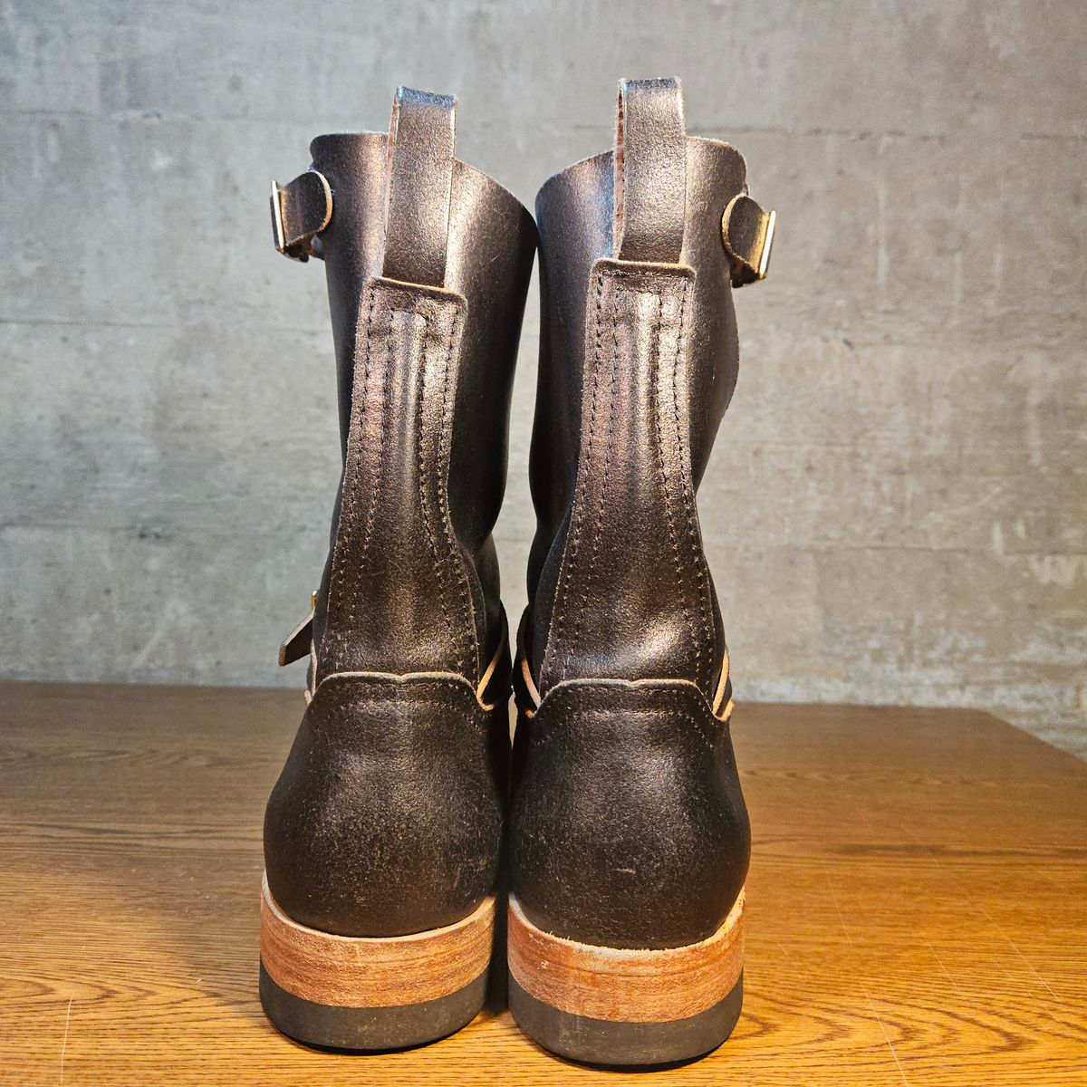 Photo by cjelliott on November 5, 2025 of the Nicks Nicks X Carl Murawski - Vintage Engineer in Horween Black Waxed Flesh.