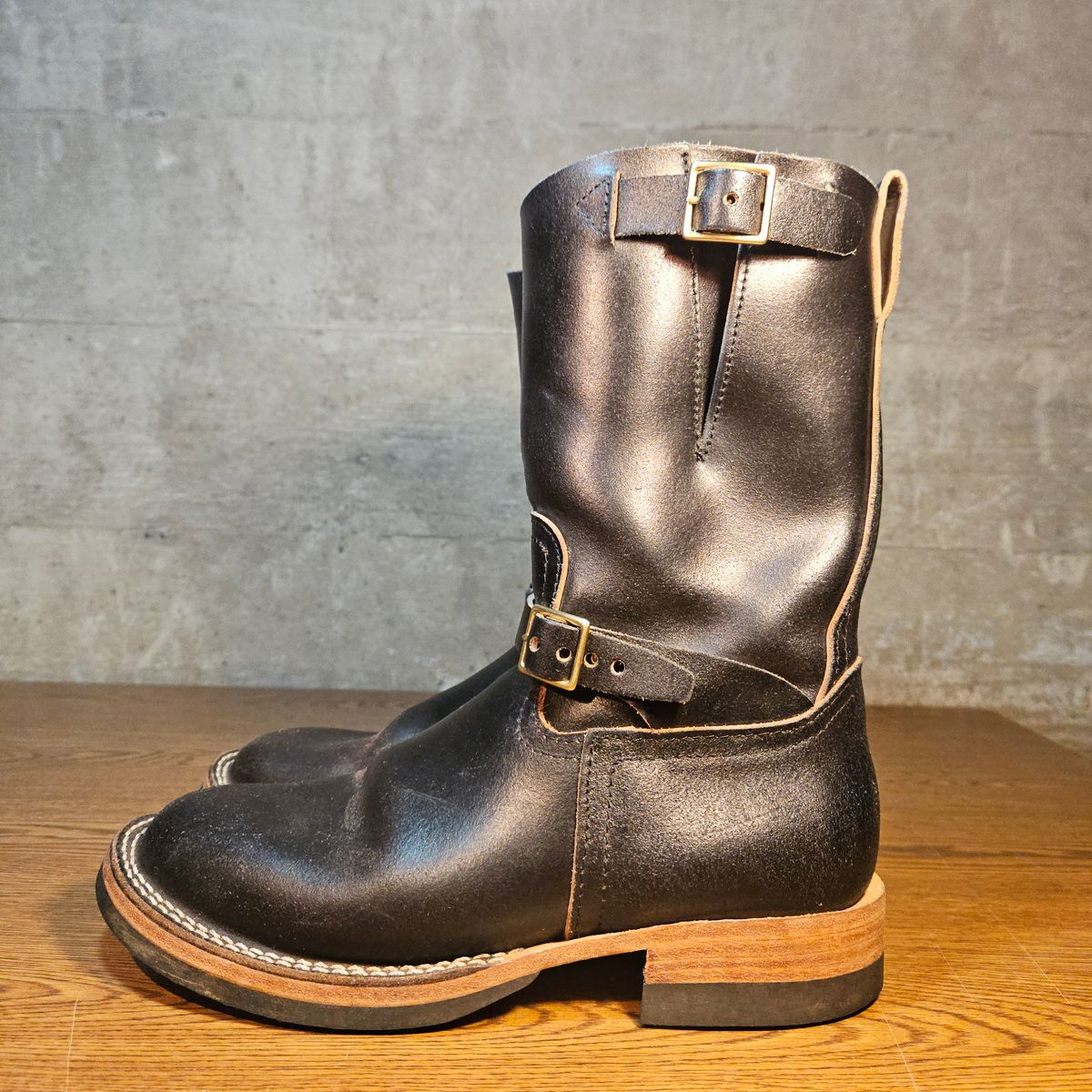 Photo by cjelliott on November 5, 2025 of the Nicks Nicks X Carl Murawski - Vintage Engineer in Horween Black Waxed Flesh.