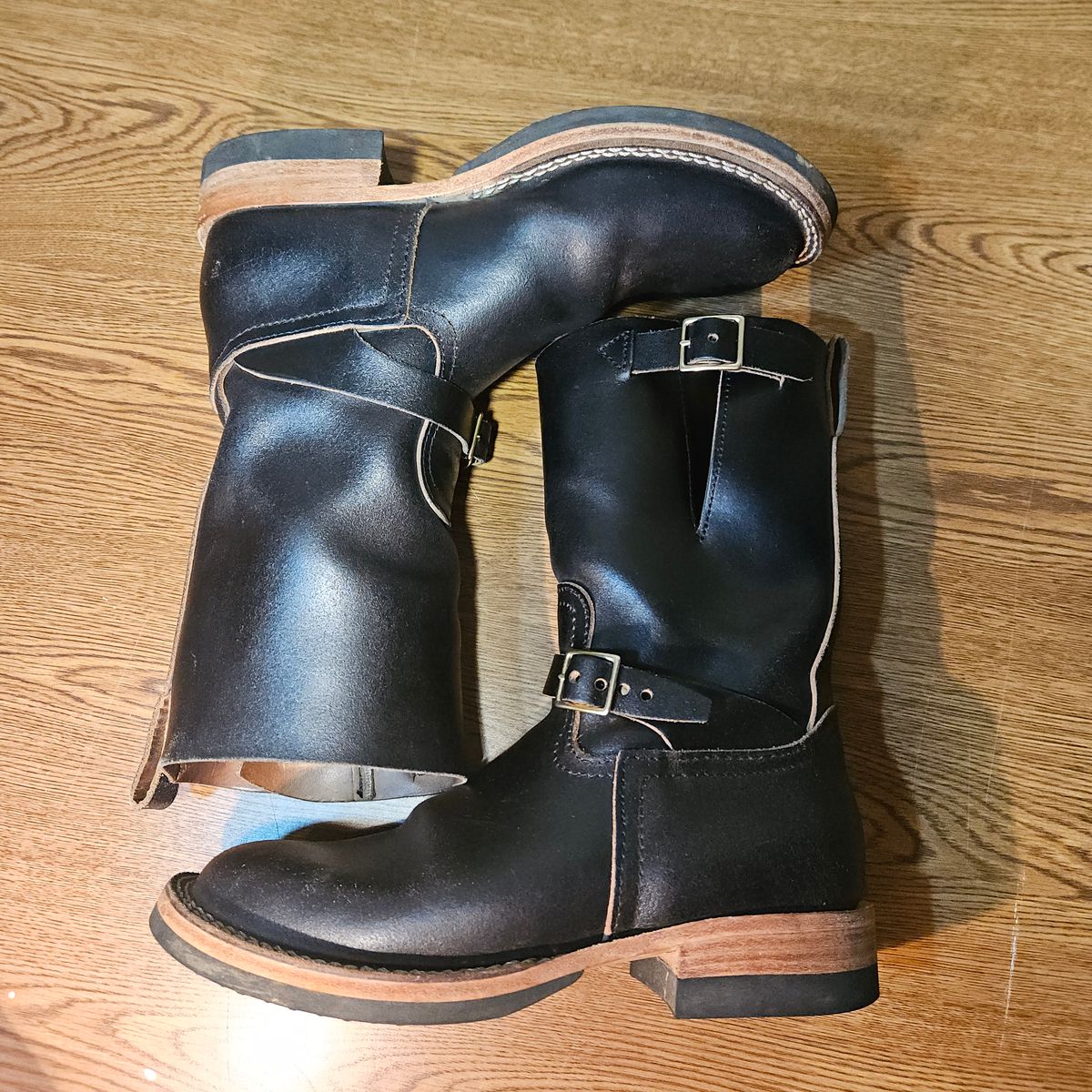 Photo by cjelliott on November 5, 2025 of the Nicks Nicks X Carl Murawski - Vintage Engineer in Horween Black Waxed Flesh.