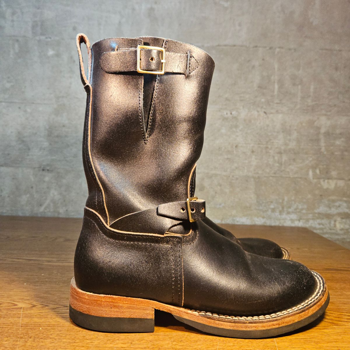 Photo by cjelliott on November 5, 2025 of the Nicks Nicks X Carl Murawski - Vintage Engineer in Horween Black Waxed Flesh.