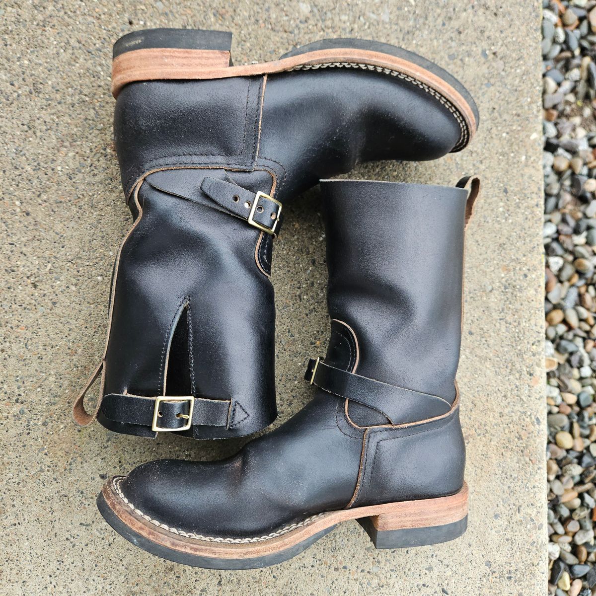 Photo by cjelliott on December 5, 2025 of the Nicks Nicks X Carl Murawski - Vintage Engineer in Horween Black Waxed Flesh.