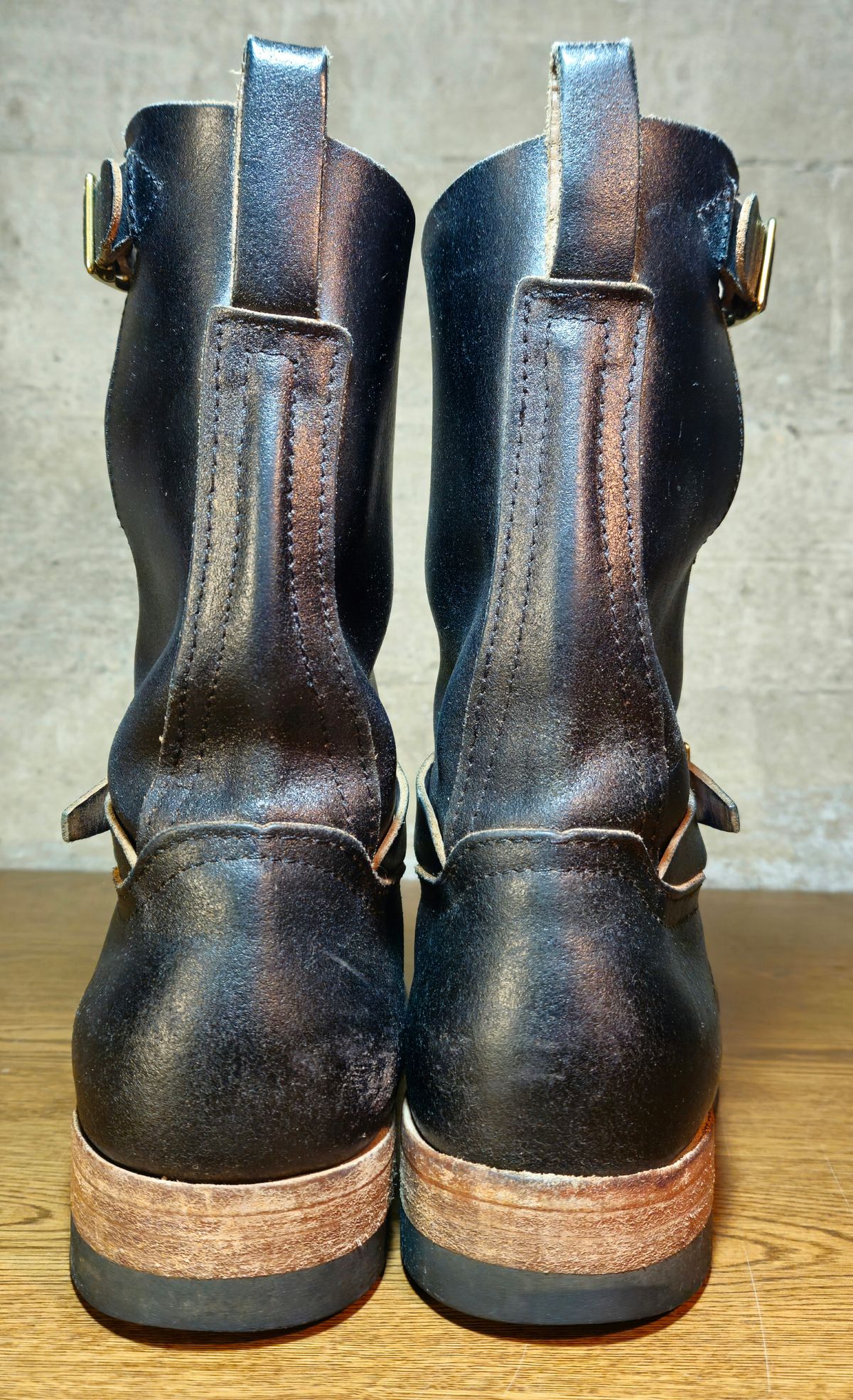 Photo by cjelliott on January 3, 2026 of the Nicks Nicks X Carl Murawski - Vintage Engineer in Horween Black Waxed Flesh.