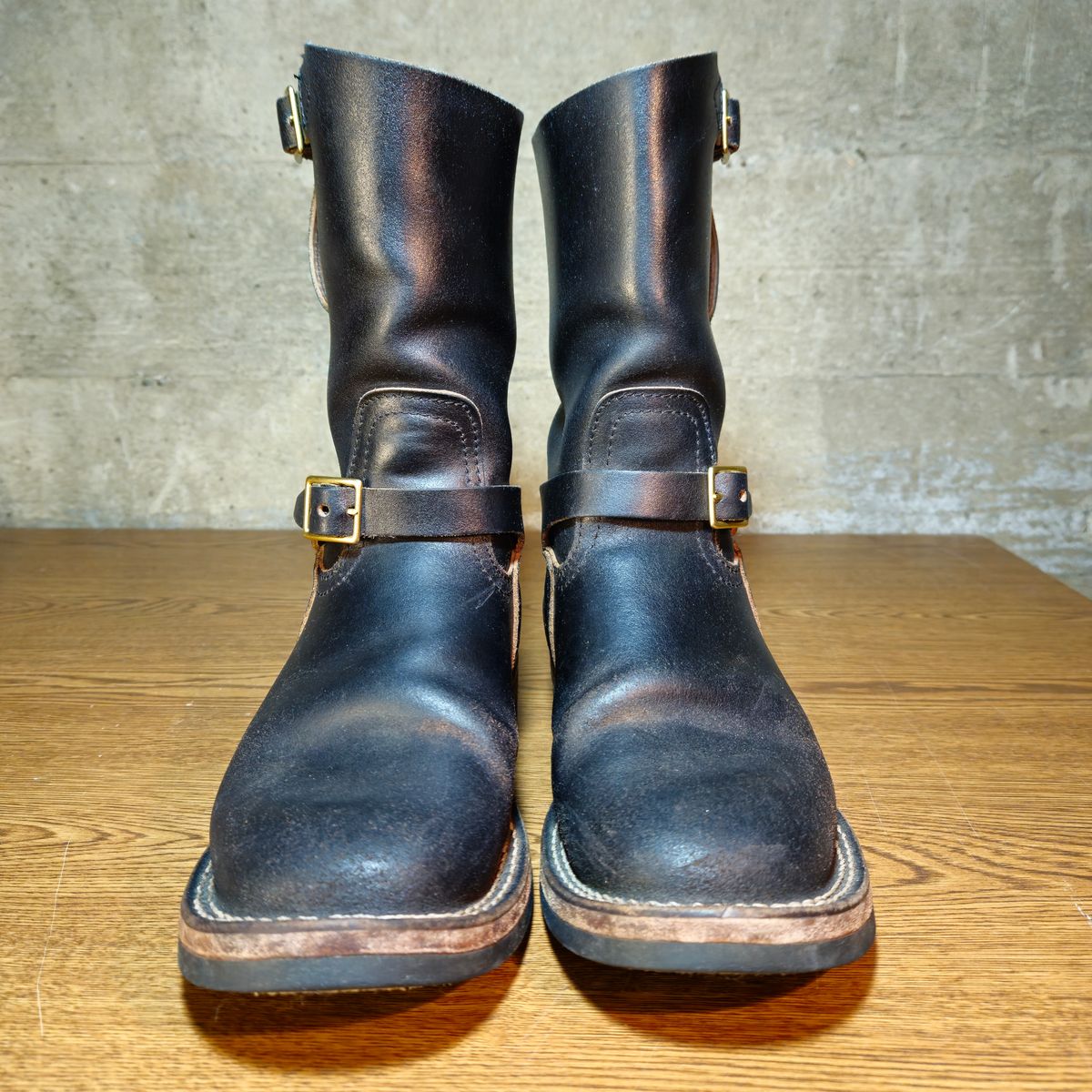 Photo by cjelliott on January 3, 2026 of the Nicks Nicks X Carl Murawski - Vintage Engineer in Horween Black Waxed Flesh.