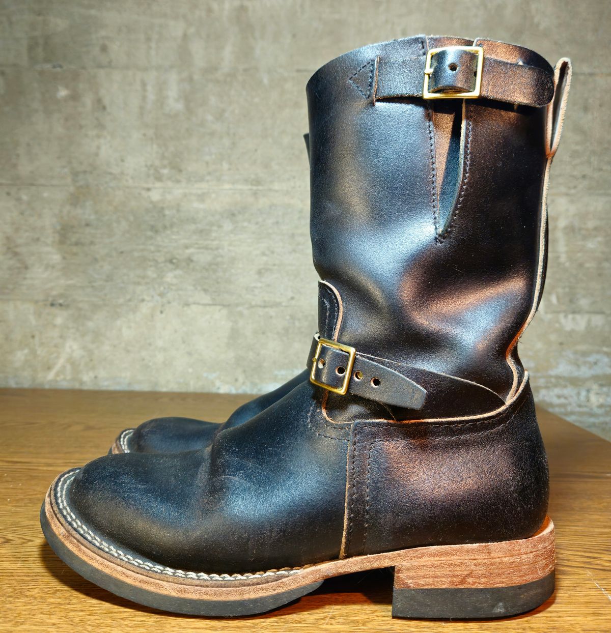 Photo by cjelliott on January 3, 2026 of the Nicks Nicks X Carl Murawski - Vintage Engineer in Horween Black Waxed Flesh.