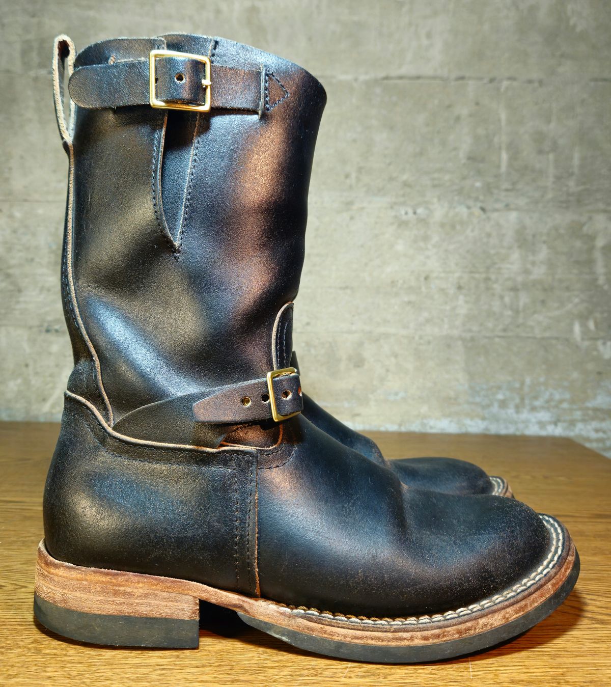 Photo by cjelliott on January 3, 2026 of the Nicks Nicks X Carl Murawski - Vintage Engineer in Horween Black Waxed Flesh.