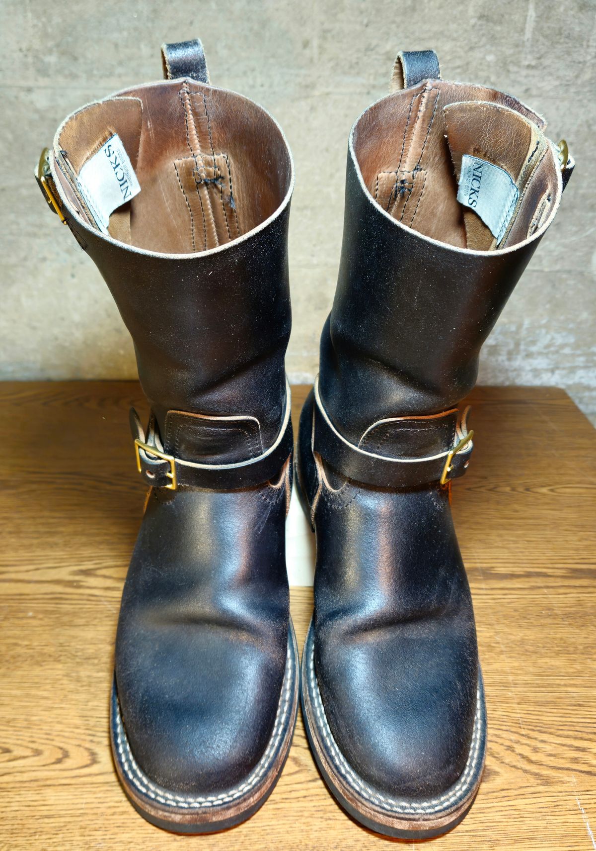 Photo by cjelliott on January 3, 2026 of the Nicks Nicks X Carl Murawski - Vintage Engineer in Horween Black Waxed Flesh.