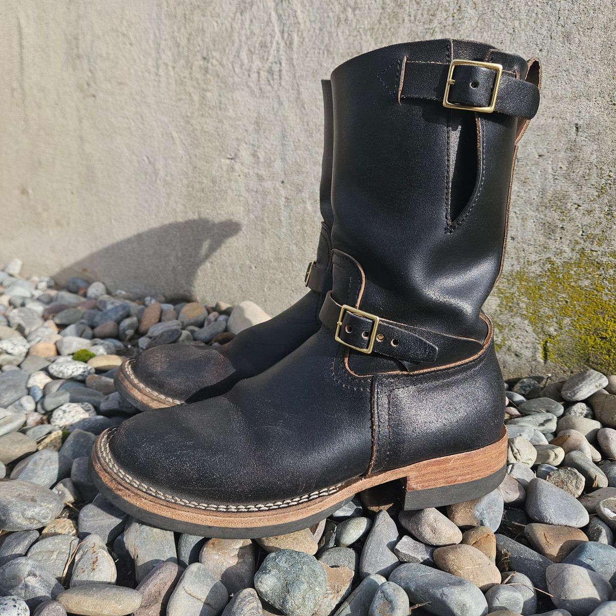 Photo by cjelliott on February 3, 2026 of the Nicks Nicks X Carl Murawski - Vintage Engineer in Horween Black Waxed Flesh.