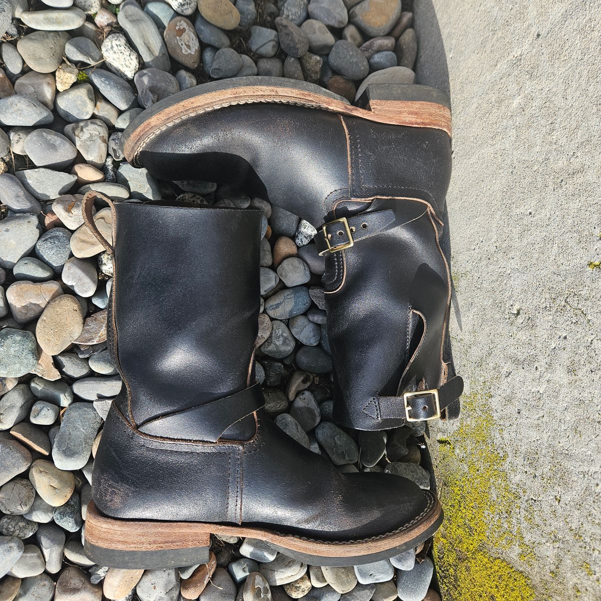 Photo by cjelliott on February 3, 2026 of the Nicks Nicks X Carl Murawski - Vintage Engineer in Horween Black Waxed Flesh.