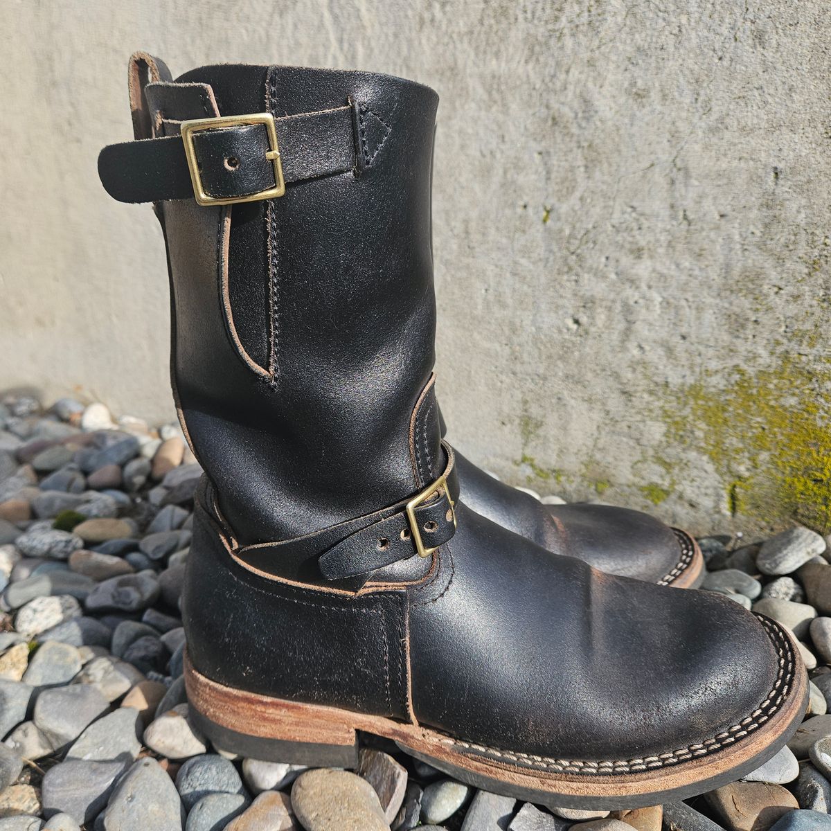 Photo by cjelliott on February 3, 2026 of the Nicks Nicks X Carl Murawski - Vintage Engineer in Horween Black Waxed Flesh.