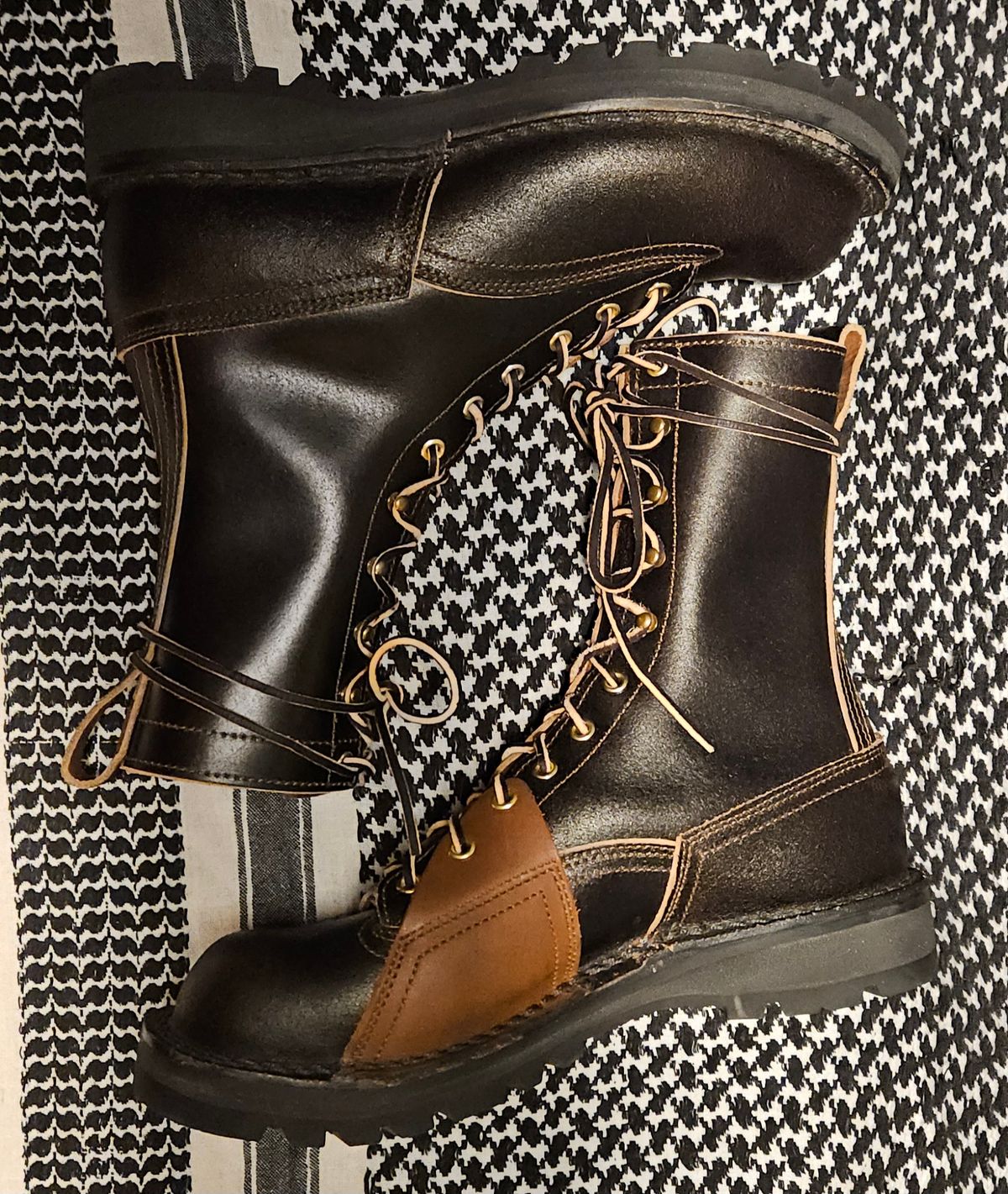 Photo by cjelliott on October 1, 2024 of the Nicks x Rose Anvil ND3 in Horween Brown Waxed Flesh & Seidel 1964 Brown.