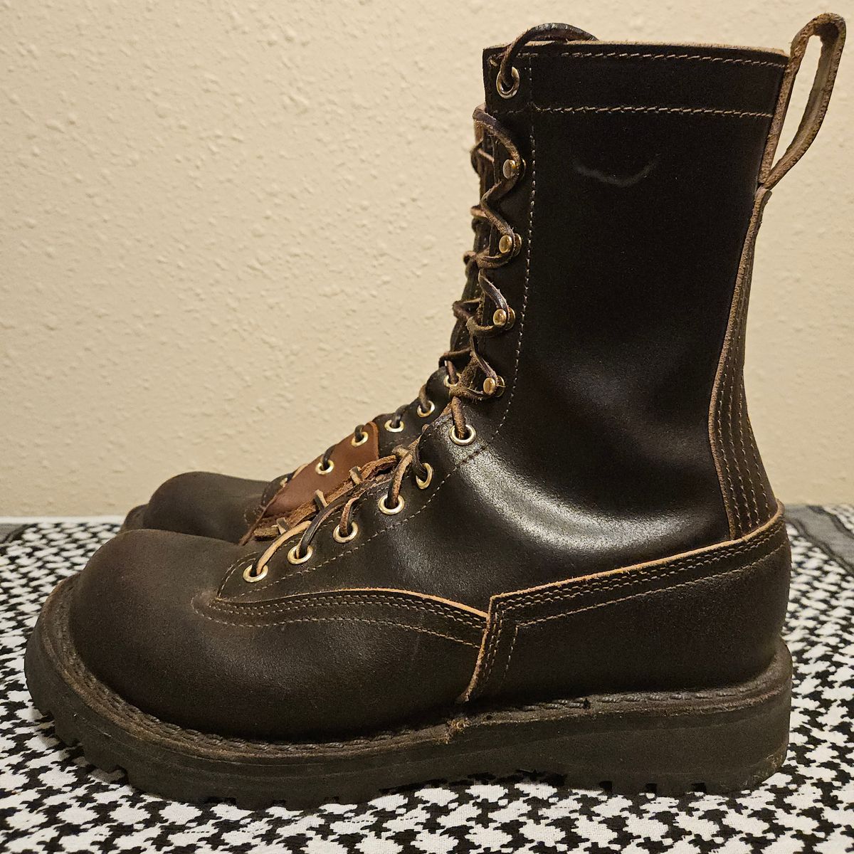 Photo by cjelliott on December 3, 2024 of the Nicks x Rose Anvil ND3 in Horween Brown Waxed Flesh & Seidel 1964 Brown.