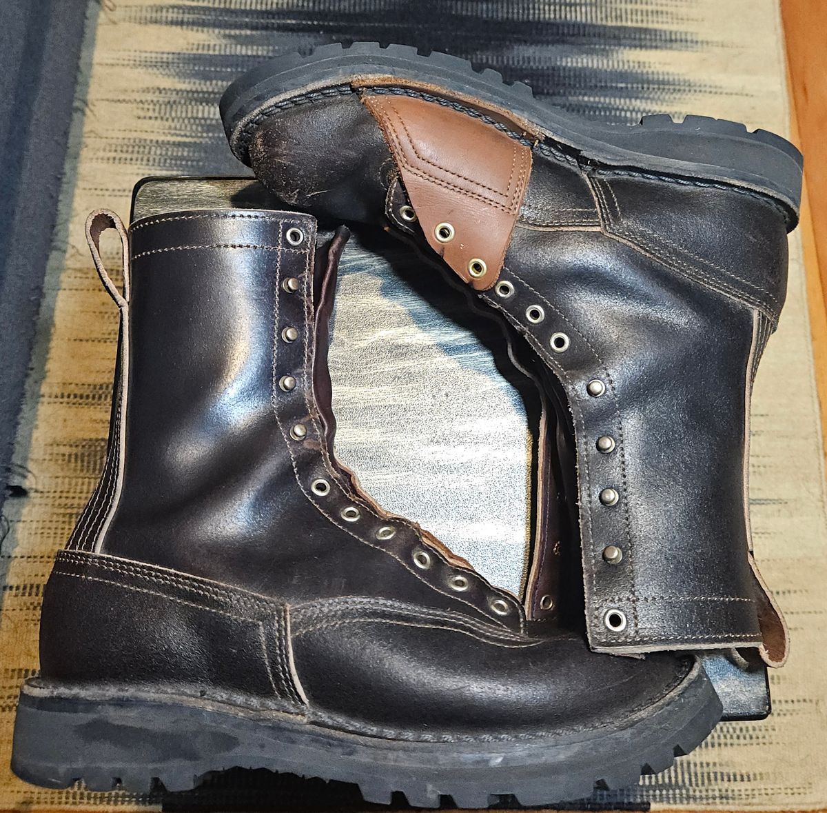 Photo by cjelliott on January 3, 2025 of the Nicks x Rose Anvil ND3 in Horween Brown Waxed Flesh & Seidel 1964 Brown.