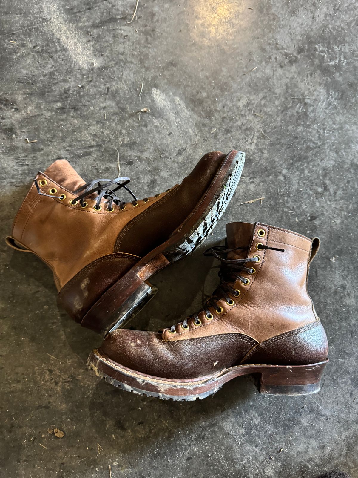 Photo by JuicyDeeluxe on May 10, 2025 of the White's x Division Road LTT Logger 375 in Horween Cinnamon Waxed Flesh & Horween Natural Chromexcel.