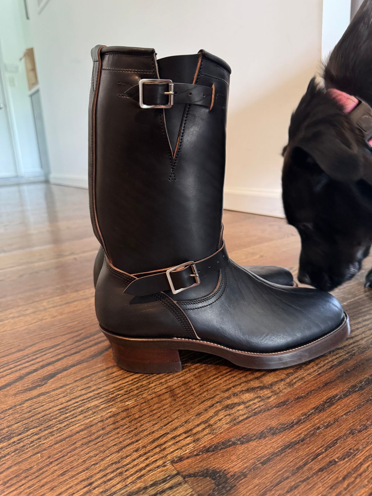 Photo by JuicyDeeluxe on May 2, 2025 of the Unsung U 22-2 Engineer Boot in Maryam Natural Horsebutt Overdyed Black.