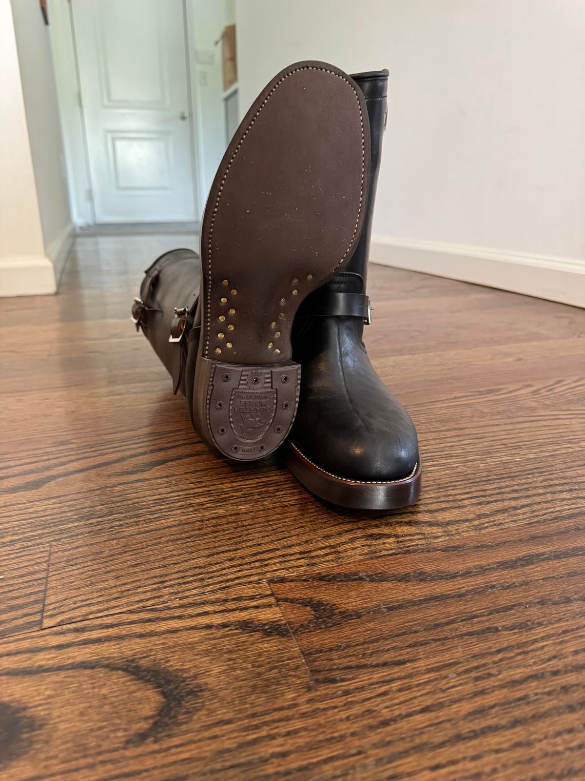 Photo by JuicyDeeluxe on May 2, 2025 of the Unsung U 22-2 Engineer Boot in Maryam Natural Horsebutt Overdyed Black.