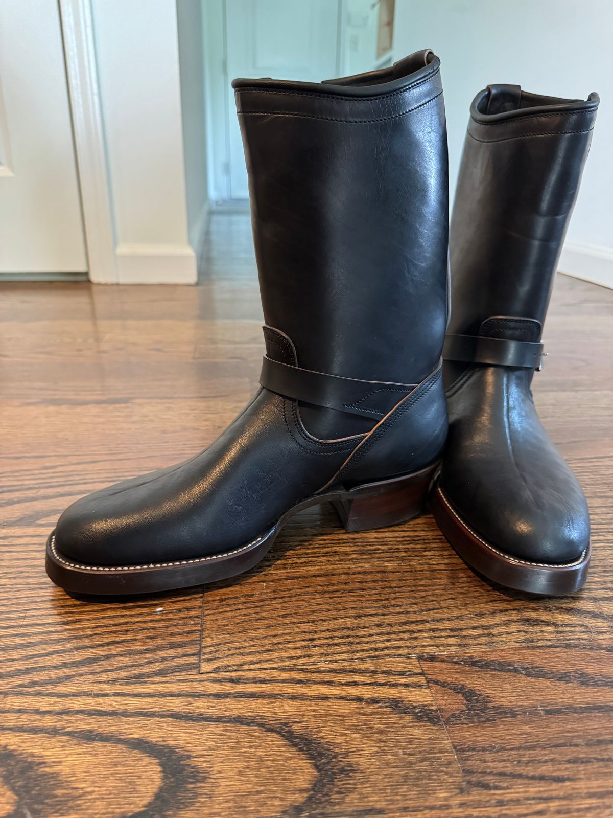 Photo by JuicyDeeluxe on May 2, 2025 of the Unsung U 22-2 Engineer Boot in Maryam Natural Horsebutt Overdyed Black.