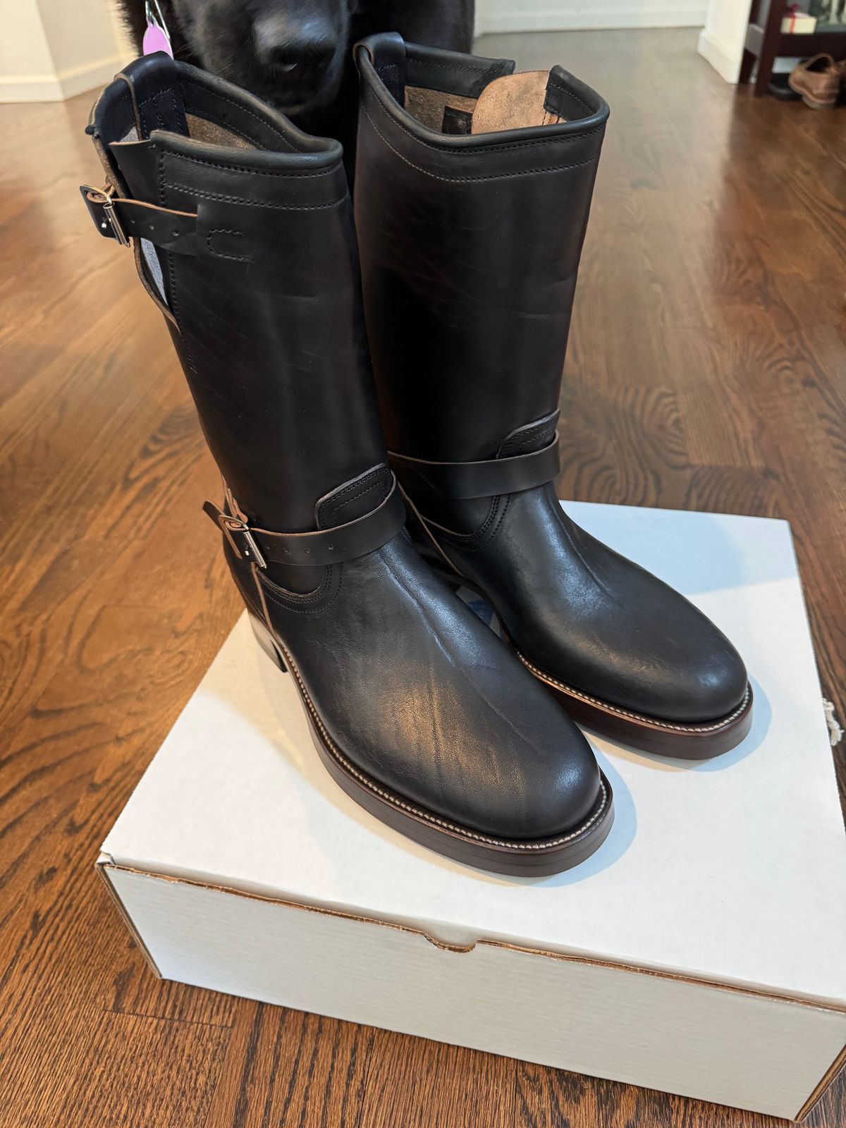 Photo by JuicyDeeluxe on May 2, 2025 of the Unsung U 22-2 Engineer Boot in Maryam Natural Horsebutt Overdyed Black.
