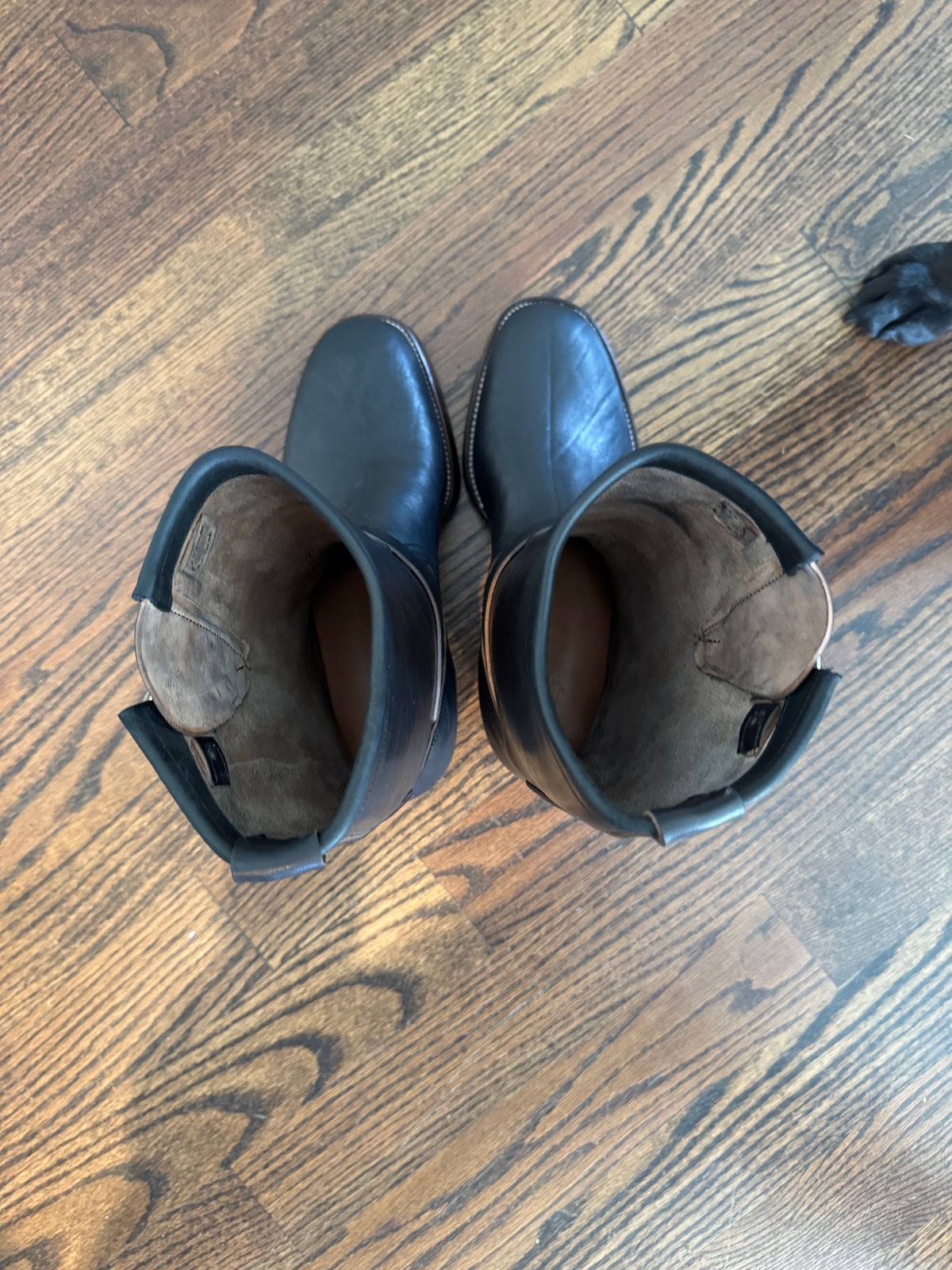 Photo by JuicyDeeluxe on May 2, 2025 of the Unsung U 22-2 Engineer Boot in Maryam Natural Horsebutt Overdyed Black.