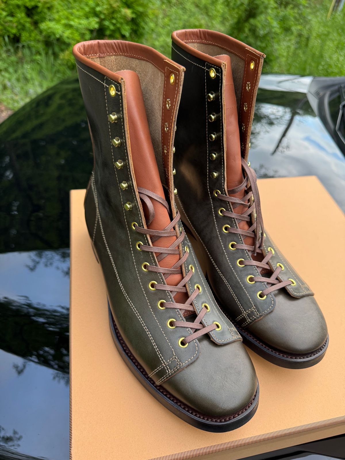 Photo by JuicyDeeluxe on May 6, 2025 of the Clinch Gary Boots in Maryam Horsebutt Overdyed Green.