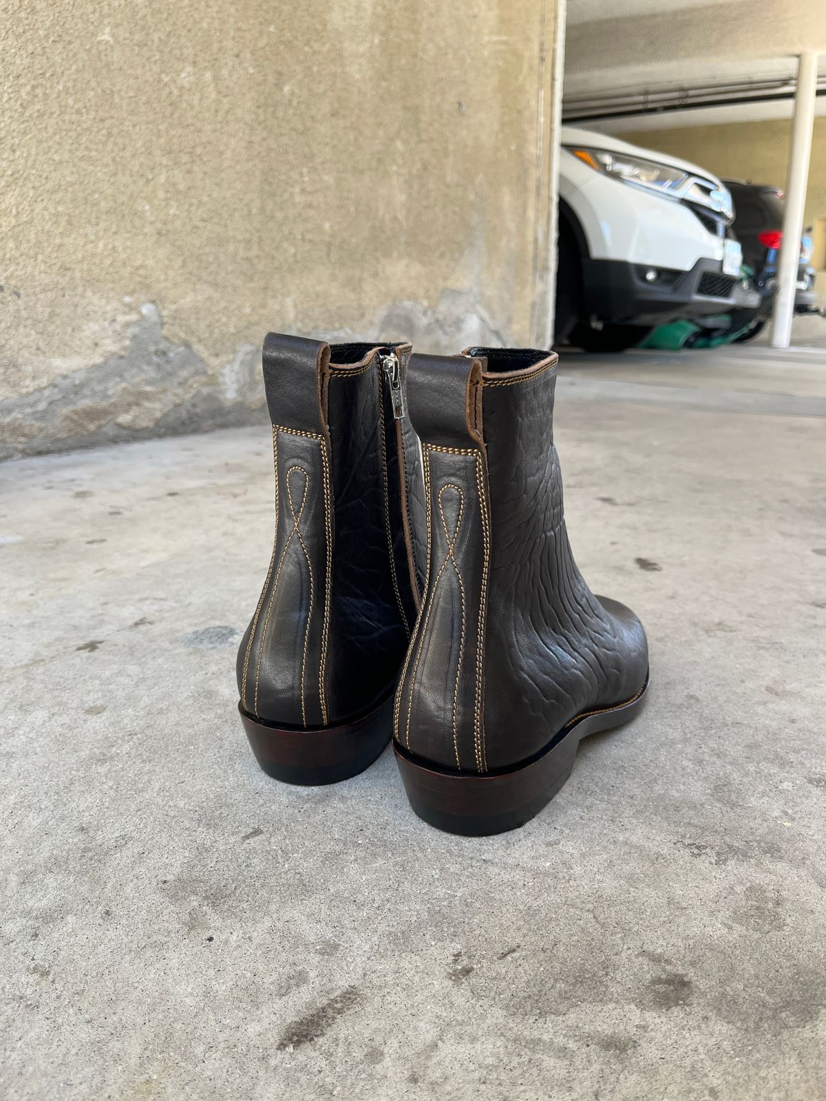 Photo by niku on May 15, 2025 of the Fortis Boots Antasena Wholecut Side-Zip in Maryam Horsebutt Washed Article with Black Overdye.