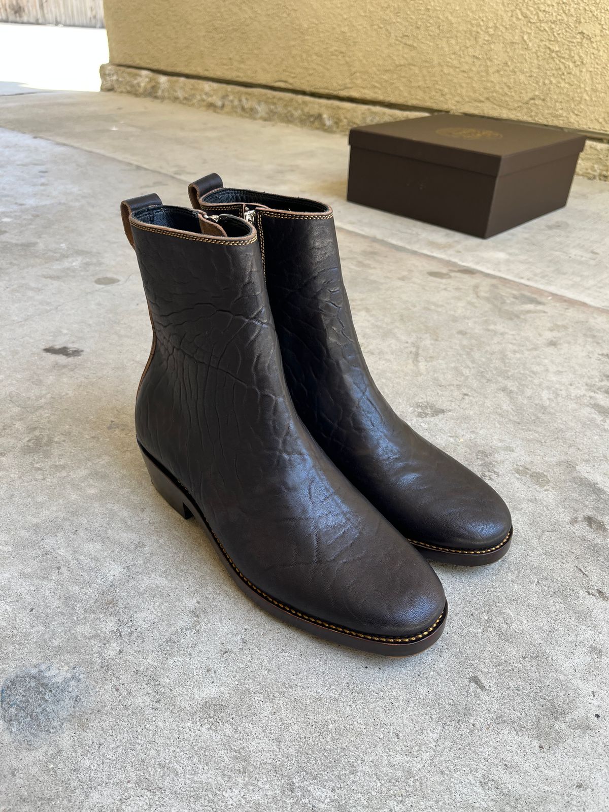 Photo by niku on May 15, 2025 of the Fortis Boots Antasena Wholecut Side-Zip in Maryam Horsebutt Washed Article with Black Overdye.