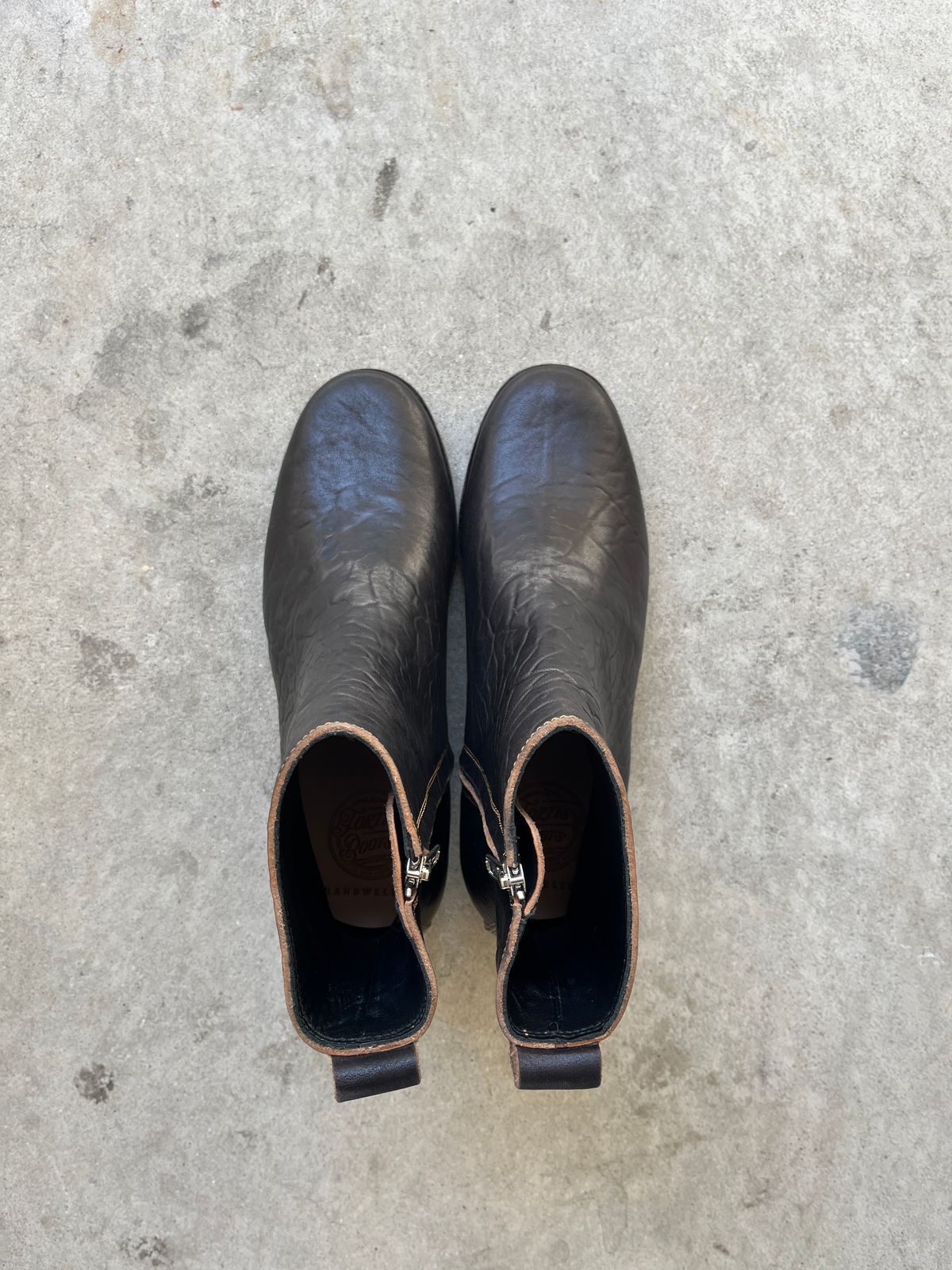 Photo by niku on May 15, 2025 of the Fortis Boots Antasena Wholecut Side-Zip in Maryam Horsebutt Washed Article with Black Overdye.