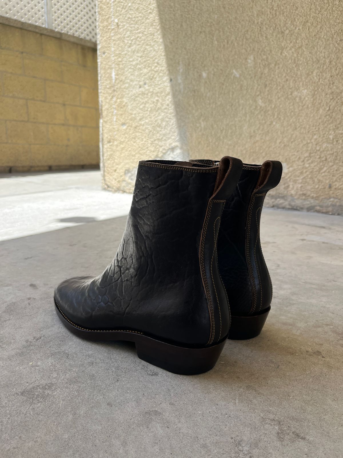 Photo by niku on May 15, 2025 of the Fortis Boots Antasena Wholecut Side-Zip in Maryam Horsebutt Washed Article with Black Overdye.