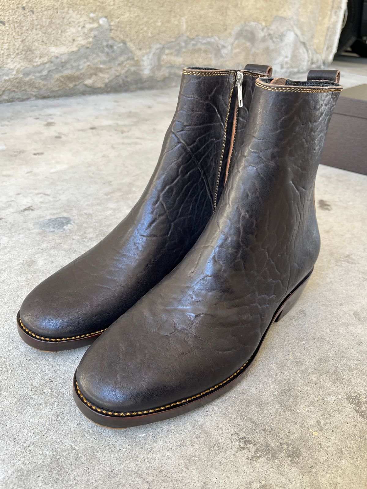 Photo by niku on May 15, 2025 of the Fortis Boots Antasena Wholecut Side-Zip in Maryam Horsebutt Washed Article with Black Overdye.