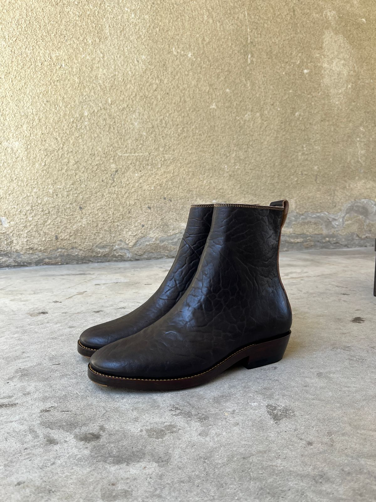 Photo by niku on May 15, 2025 of the Fortis Boots Antasena Wholecut Side-Zip in Maryam Horsebutt Washed Article with Black Overdye.