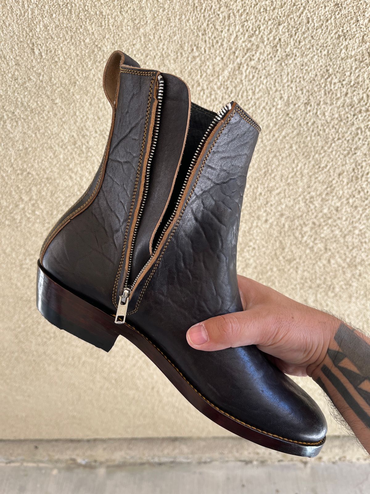 Photo by niku on May 15, 2025 of the Fortis Boots Antasena Wholecut Side-Zip in Maryam Horsebutt Washed Article with Black Overdye.