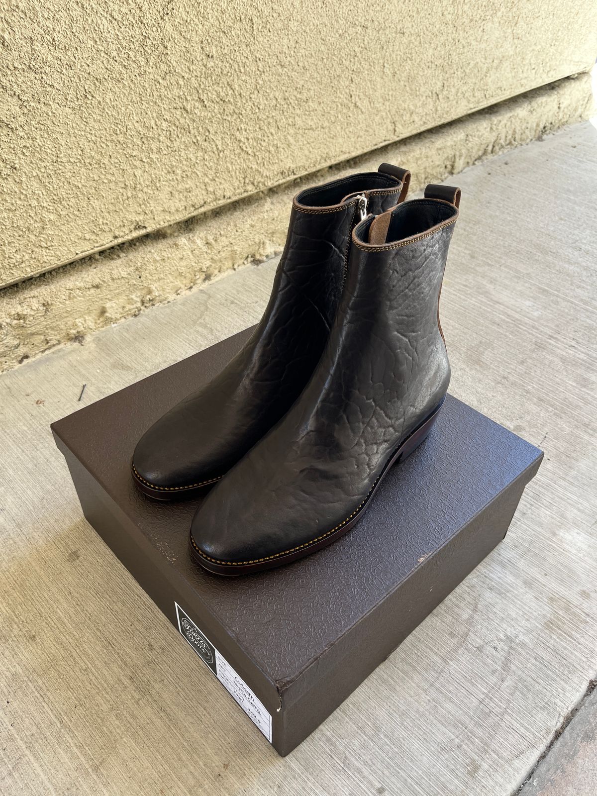Photo by niku on May 15, 2025 of the Fortis Boots Antasena Wholecut Side-Zip in Maryam Horsebutt Washed Article with Black Overdye.