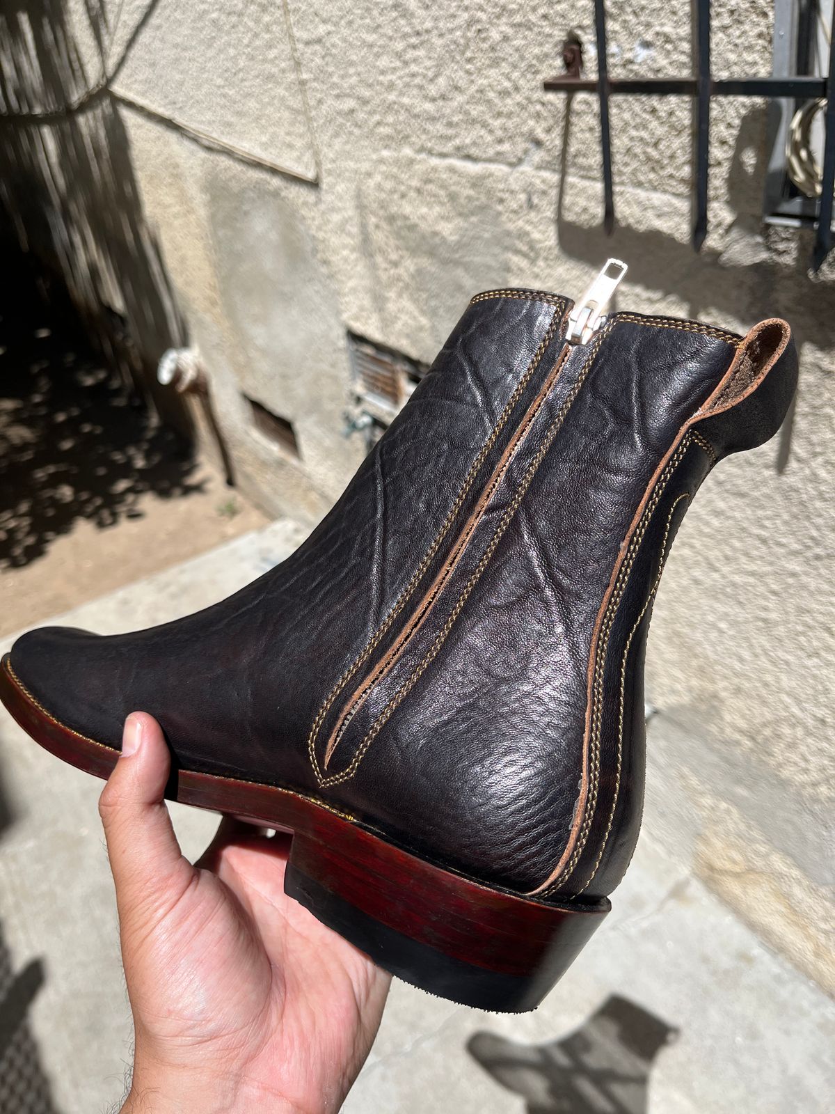 Photo by niku on May 15, 2025 of the Fortis Boots Antasena Wholecut Side-Zip in Maryam Horsebutt Washed Article with Black Overdye.
