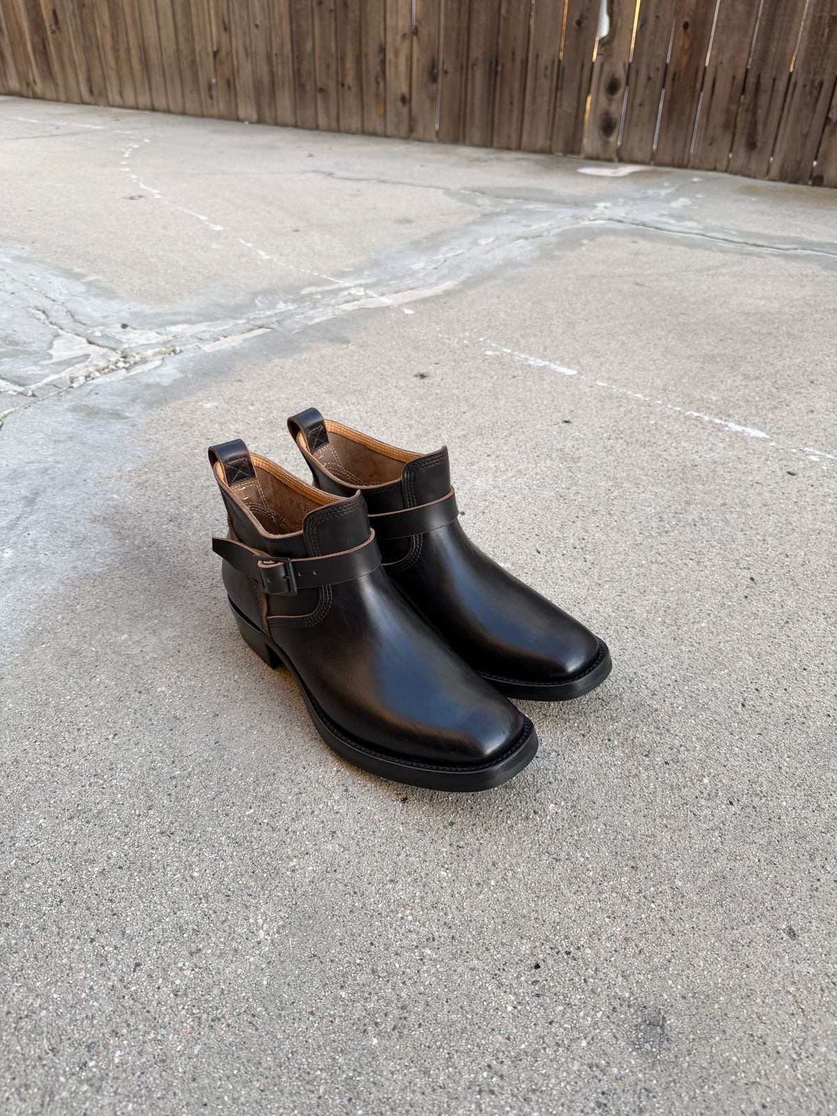 Photo by niku on March 14, 2026 of the Zerrows Shorty in black horse butt teacore.