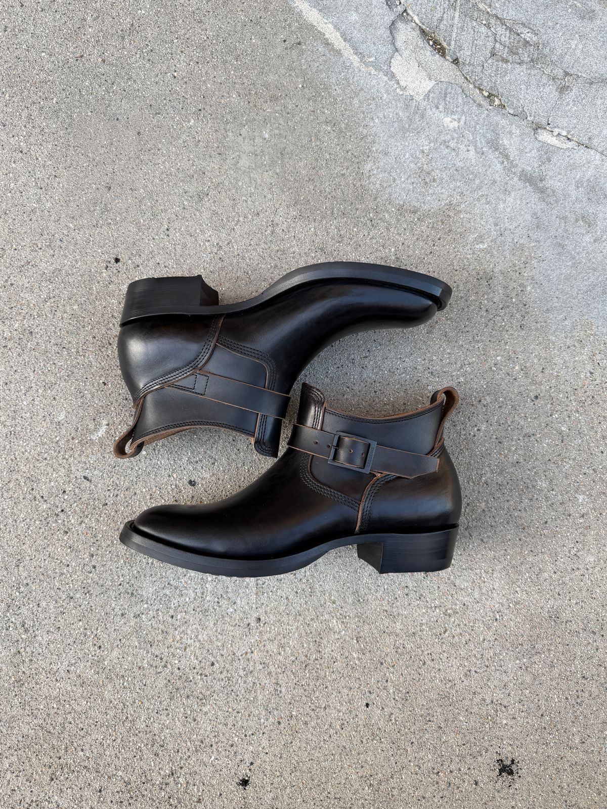 Photo by niku on March 14, 2026 of the Zerrows Shorty in black horse butt teacore.