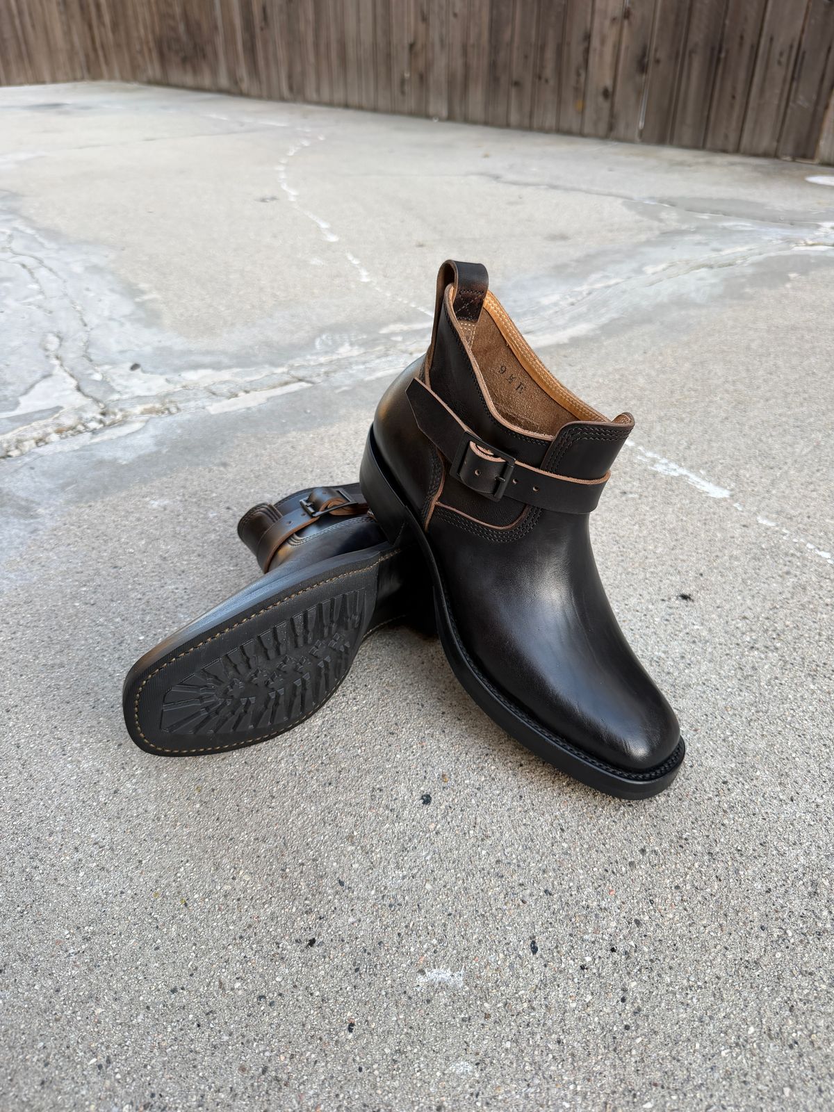 Photo by niku on March 14, 2026 of the Zerrows Shorty in black horse butt teacore.