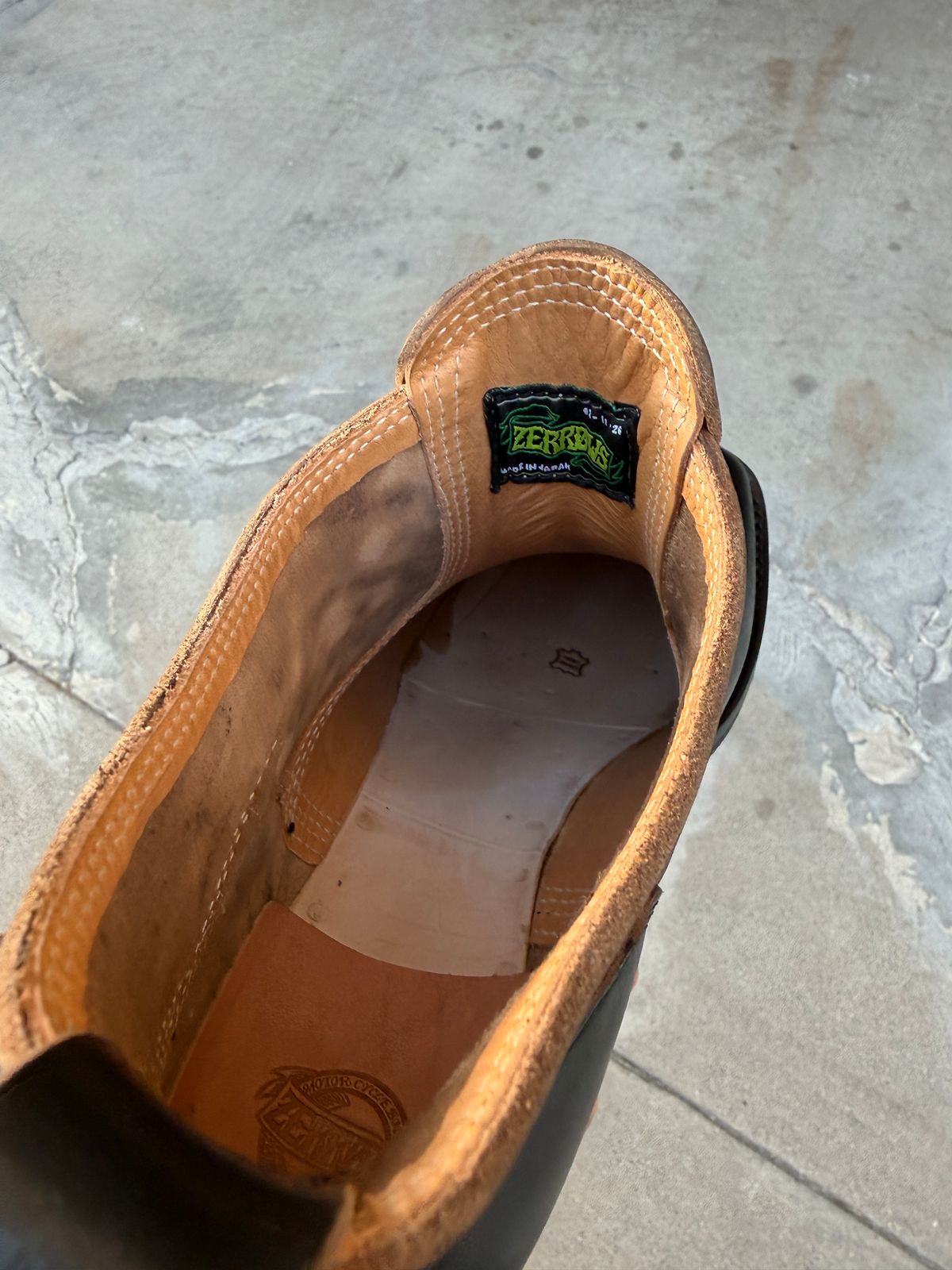 Photo by niku on March 14, 2026 of the Zerrows Shorty in black horse butt teacore.