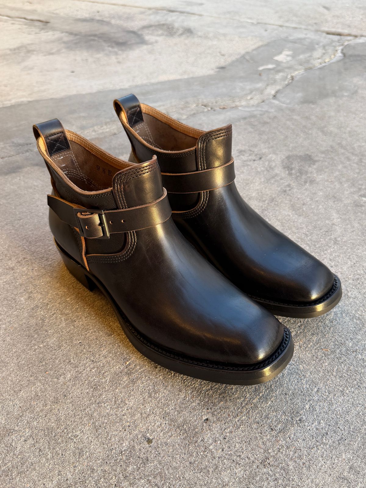 Photo by niku on March 14, 2026 of the Zerrows Shorty in black horse butt teacore.