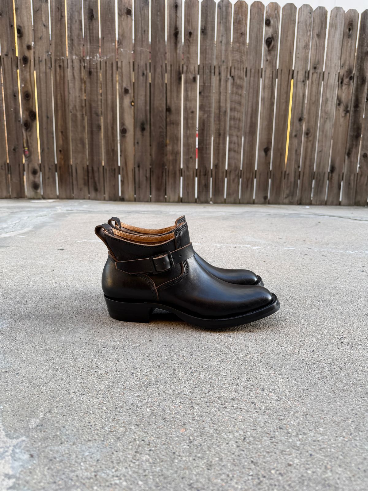 Photo by niku on March 14, 2026 of the Zerrows Shorty in black horse butt teacore.