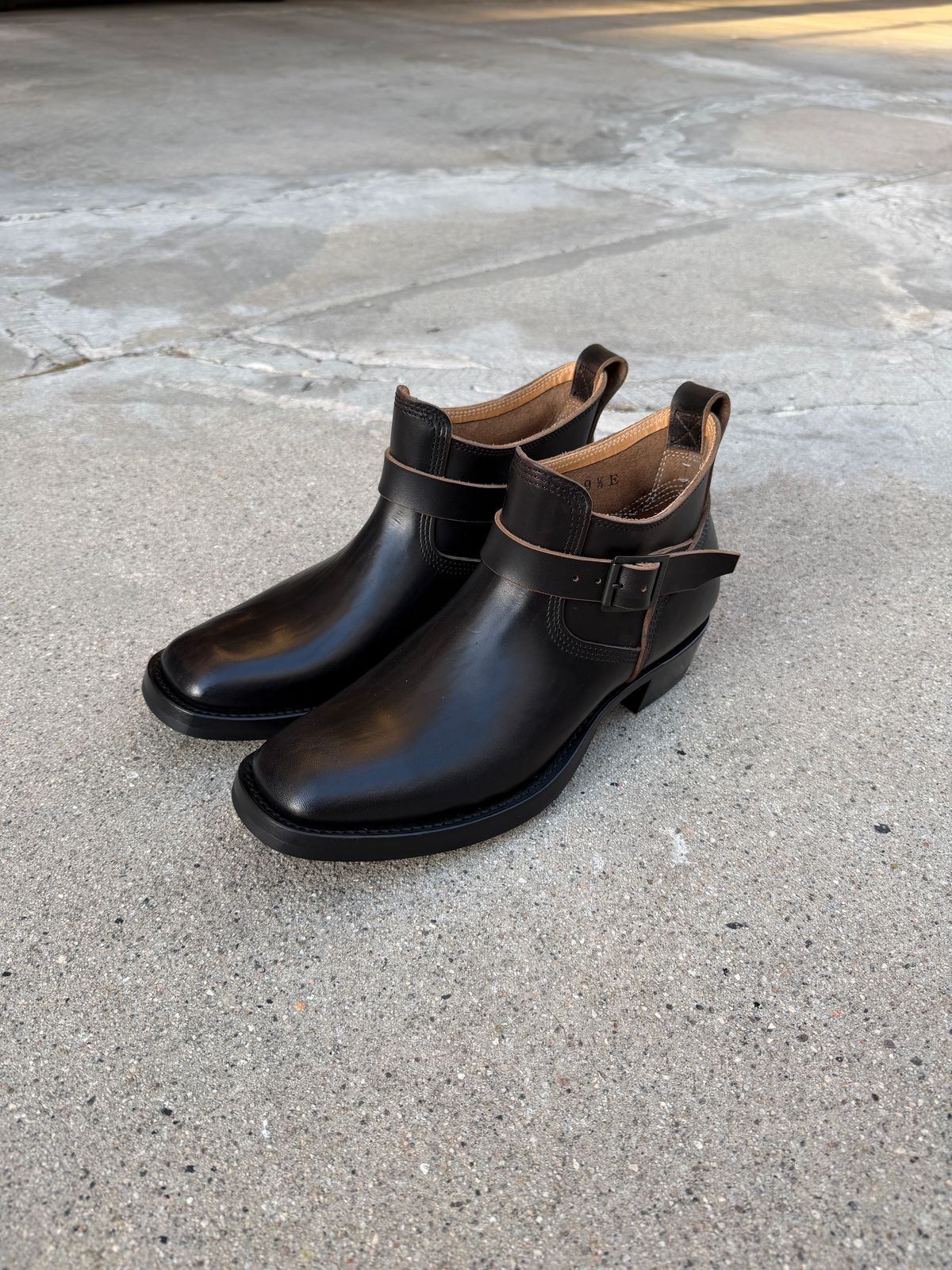 Photo by niku on March 14, 2026 of the Zerrows Shorty in black horse butt teacore.