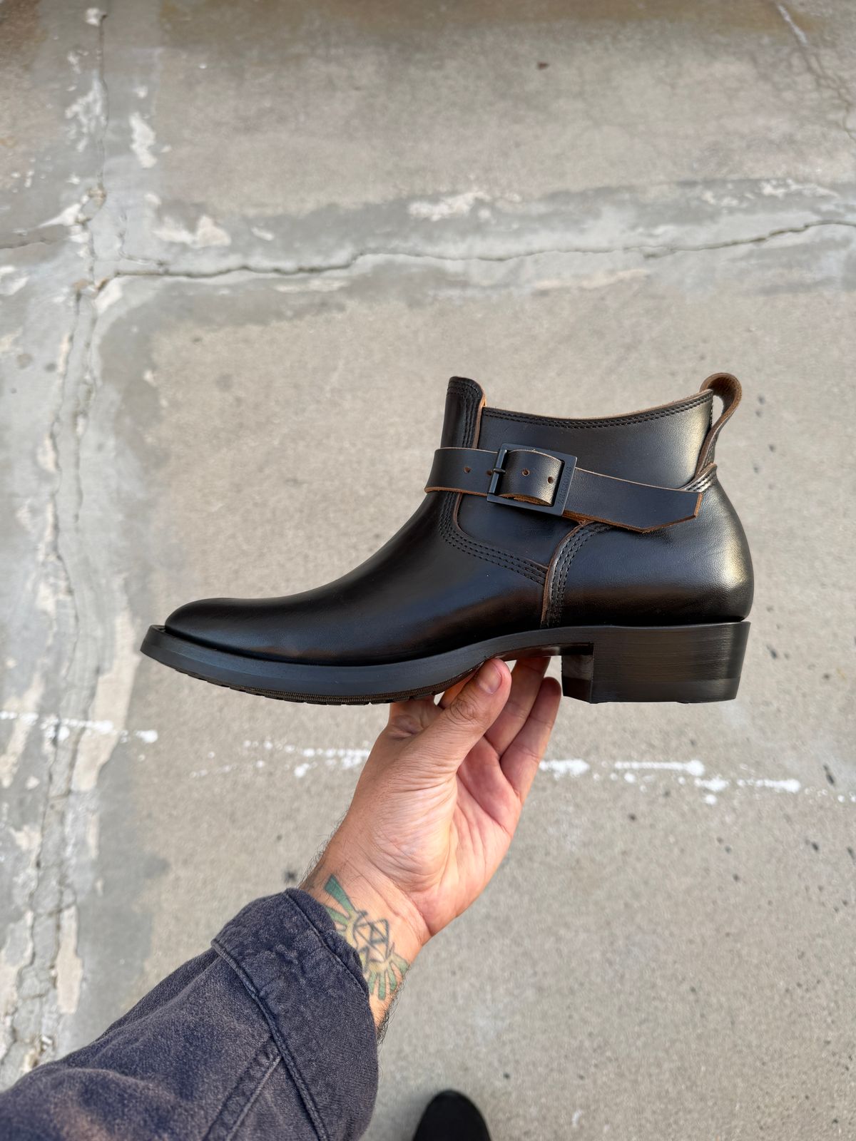 Photo by niku on March 14, 2026 of the Zerrows Shorty in black horse butt teacore.