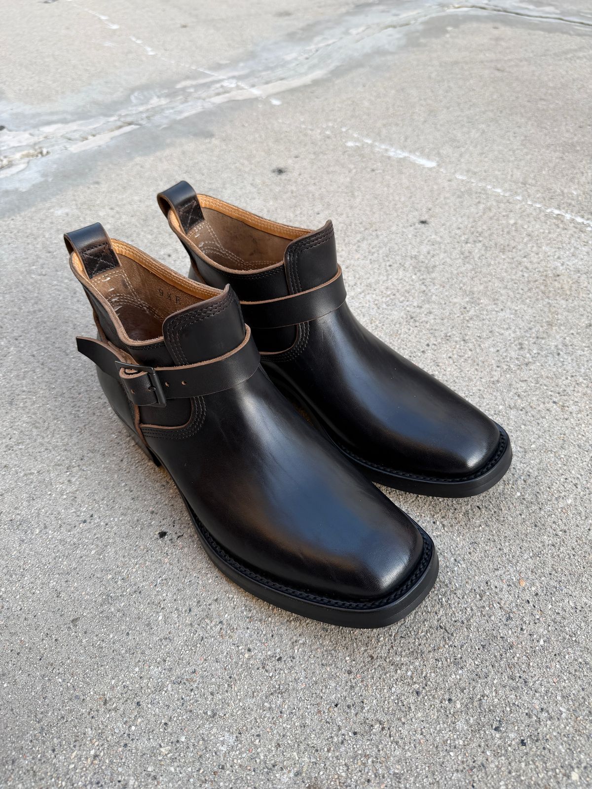 Photo by niku on March 14, 2026 of the Zerrows Shorty in black horse butt teacore.