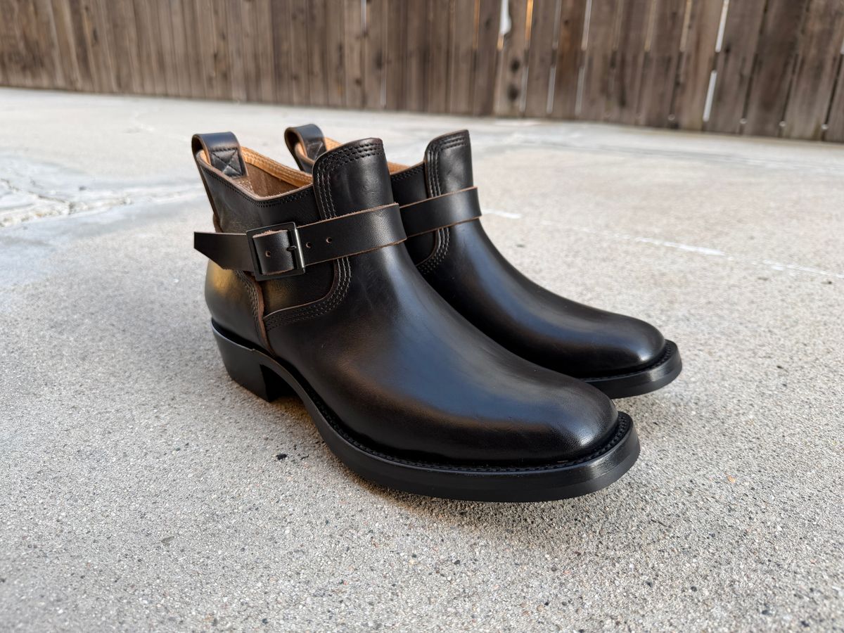 Photo by niku on March 14, 2026 of the Zerrows Shorty in black horse butt teacore.