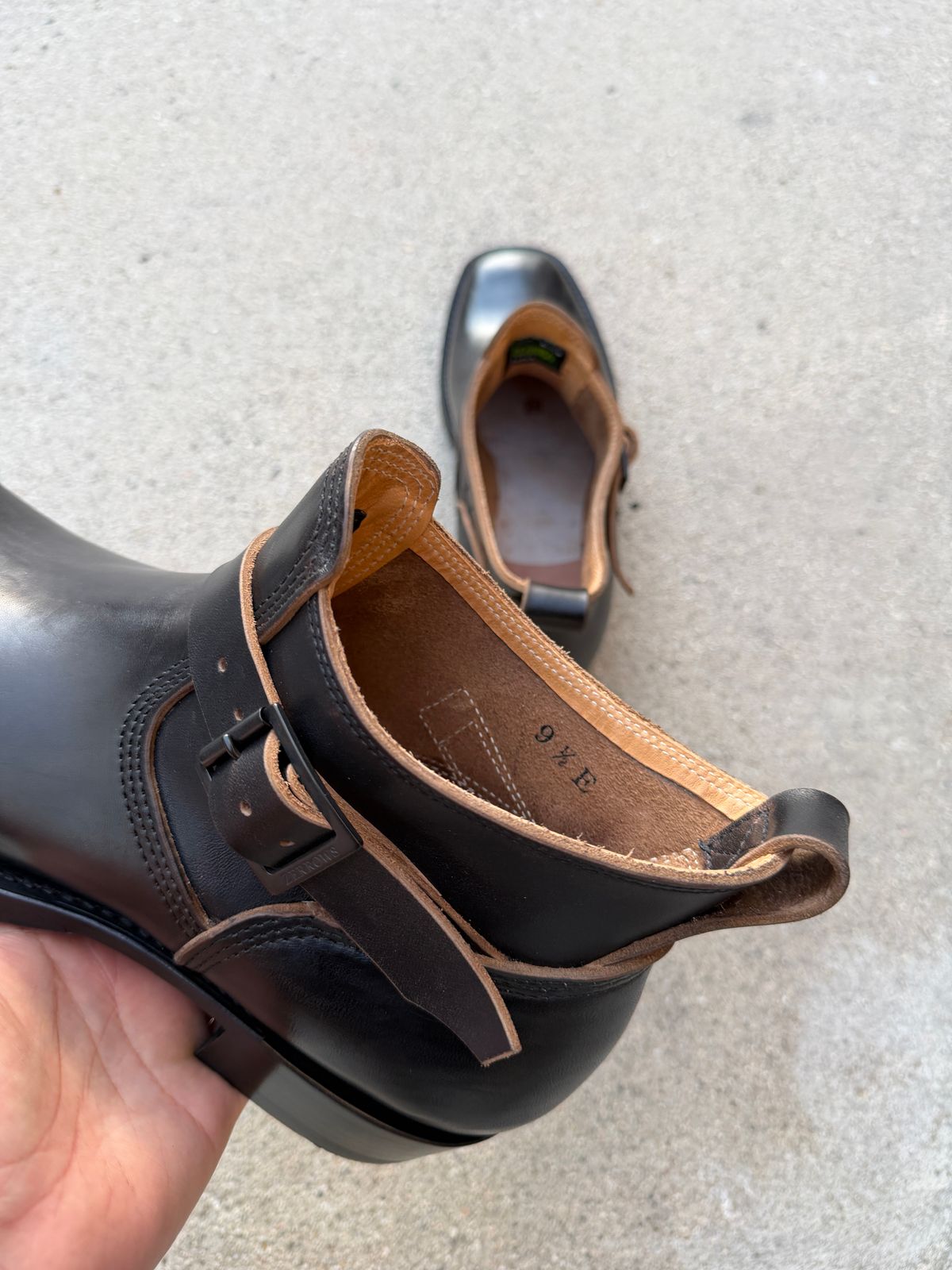 Photo by niku on March 14, 2026 of the Zerrows Shorty in black horse butt teacore.