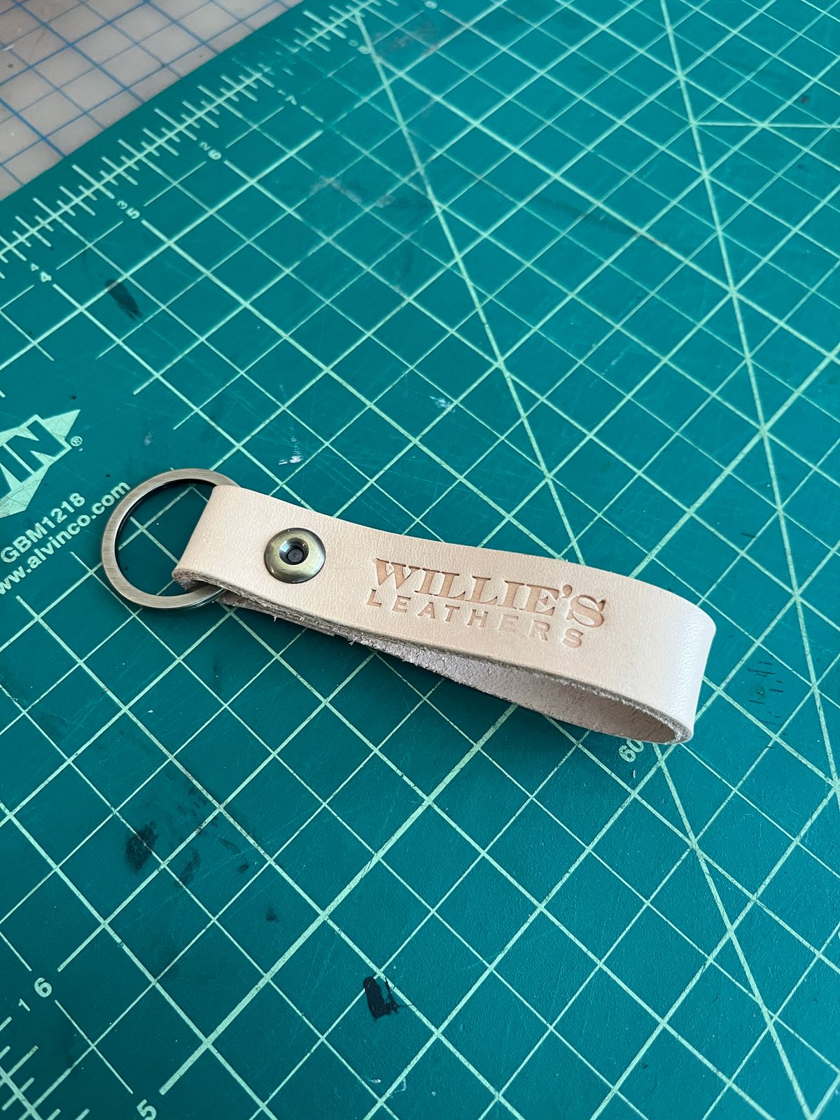 Photo by niku on October 2, 2025 of the Willie's Handmade Boots keychain in Unknown Natural Veg Tan.