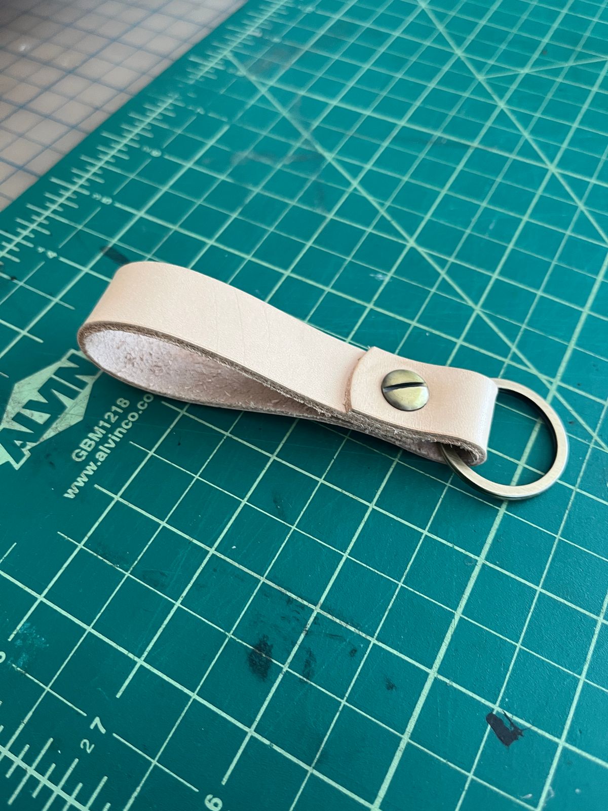 Photo by niku on October 2, 2025 of the Willie's Handmade Boots keychain in Unknown Natural Veg Tan.