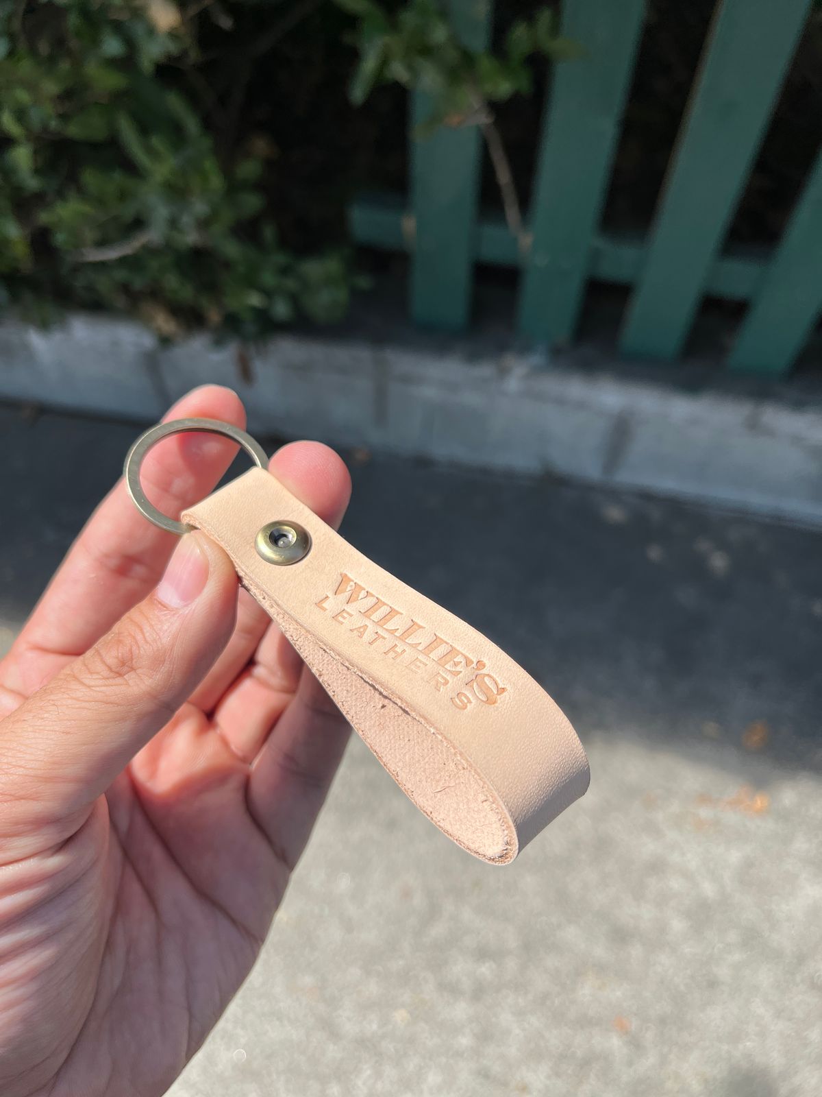 Photo by niku on October 2, 2025 of the Willie's Handmade Boots keychain in Unknown Natural Veg Tan.