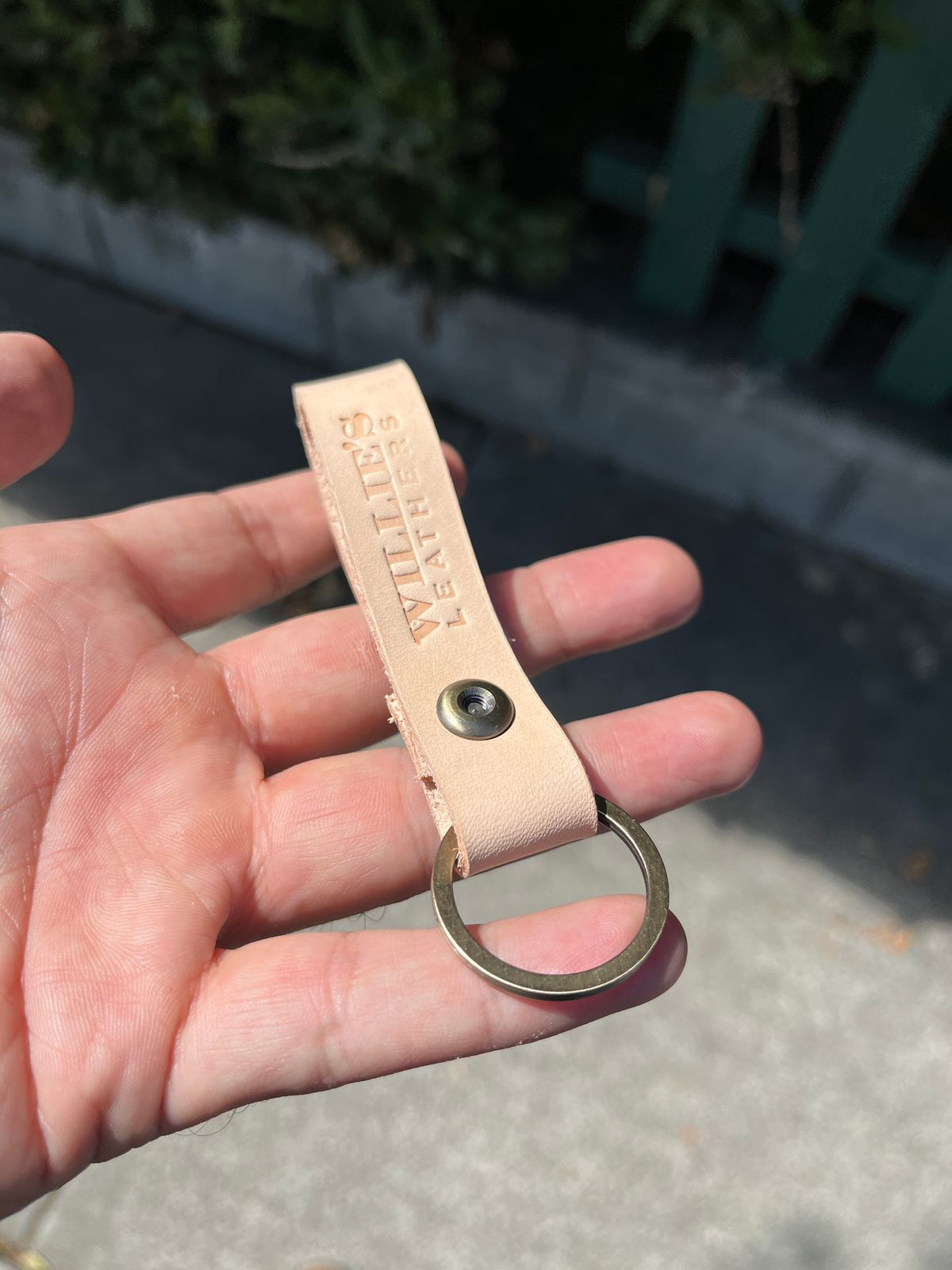 Photo by niku on October 2, 2025 of the Willie's Handmade Boots keychain in Unknown Natural Veg Tan.