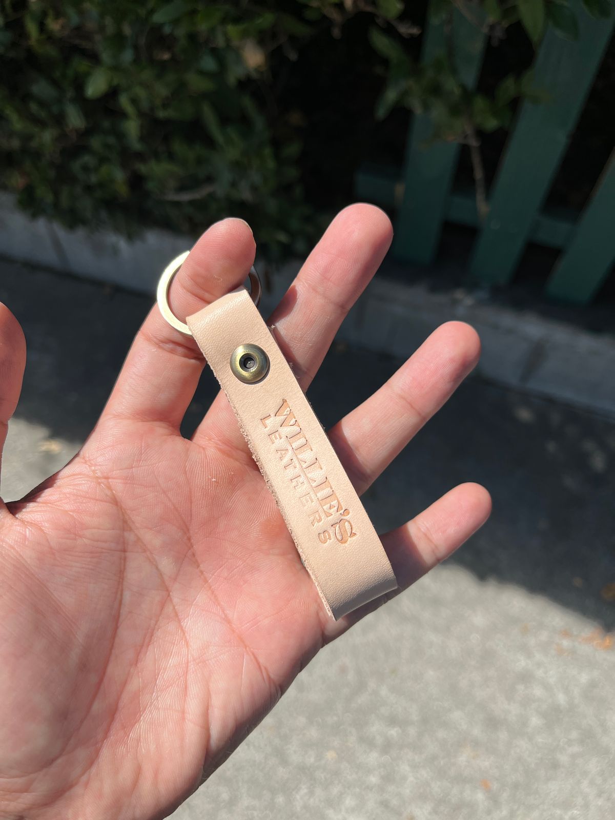 Photo by niku on October 2, 2025 of the Willie's Handmade Boots keychain in Unknown Natural Veg Tan.