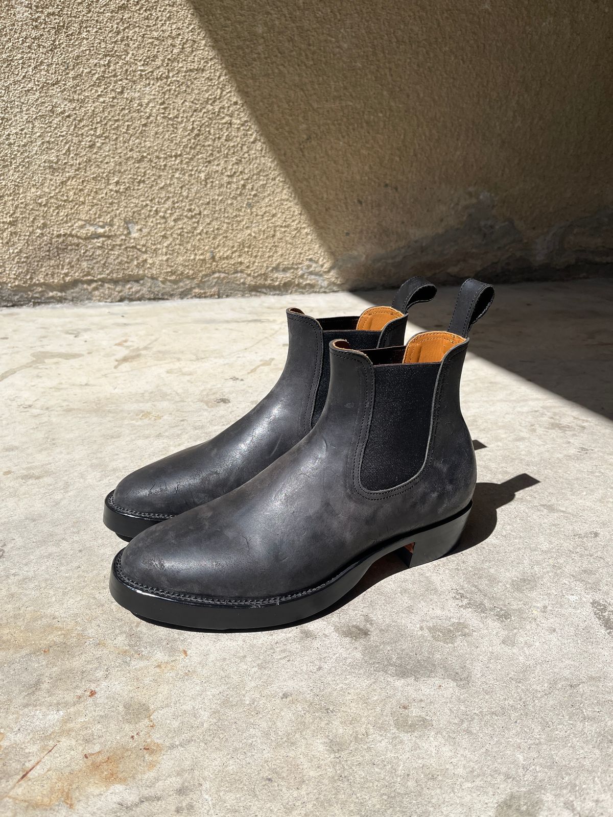 Photo by niku on April 29, 2025 of the Briselblack The Seventh Chelsea Boot in Maryam Black Waxed Reverse Horsebutt.