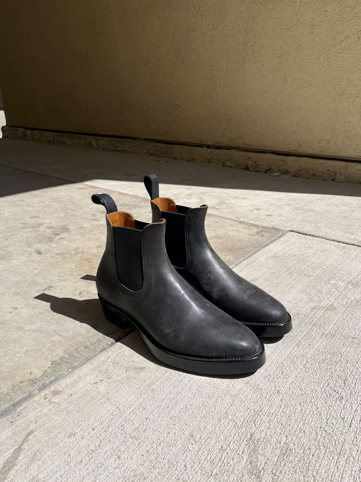 Photo by niku on April 29, 2025 of the Briselblack The Seventh Chelsea Boot in Maryam Black Waxed Reverse Horsebutt.